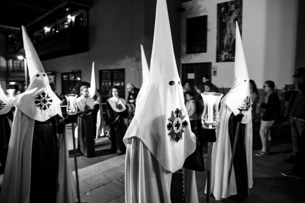 Défilé du Carnaval de Santa Cruz de Tenerife dans les rues illuminées la nuit