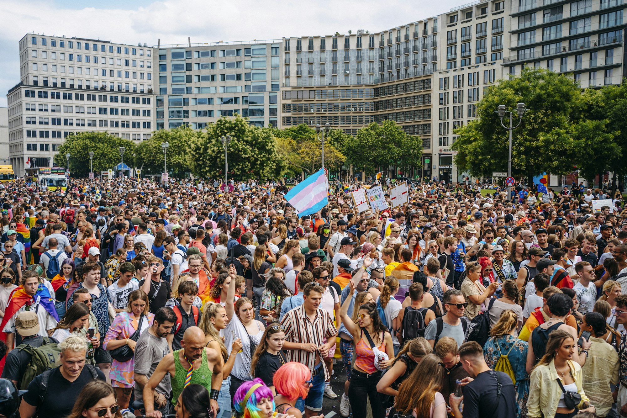 Folla che sventola bandiere arcobaleno durante il Christopher Street Day a Berlino, vicino a Potsdamer Platz