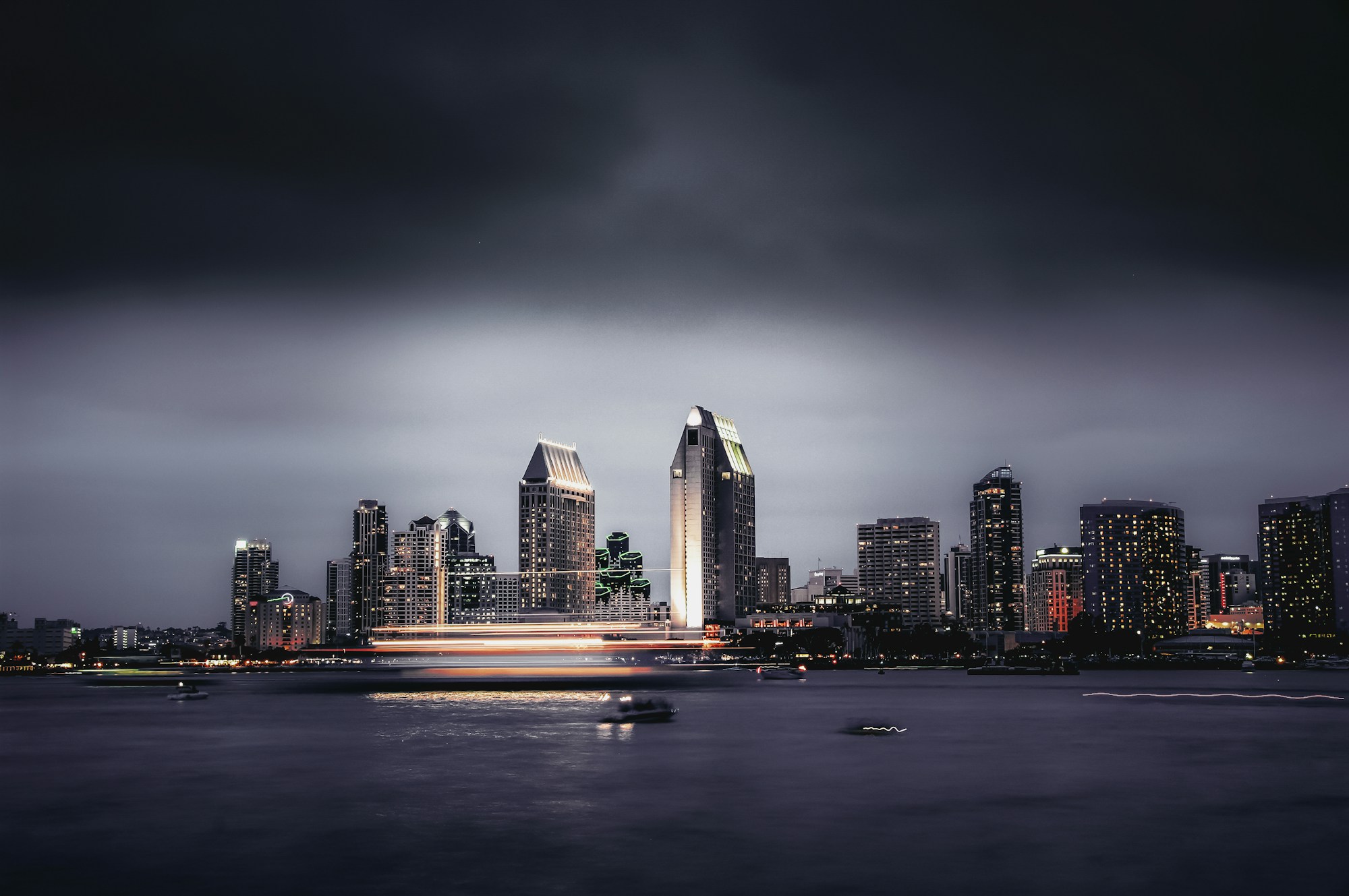 San Diego sous un ciel gris et orageux, en contraste avec l'image ensoleillée habituelle de la ville