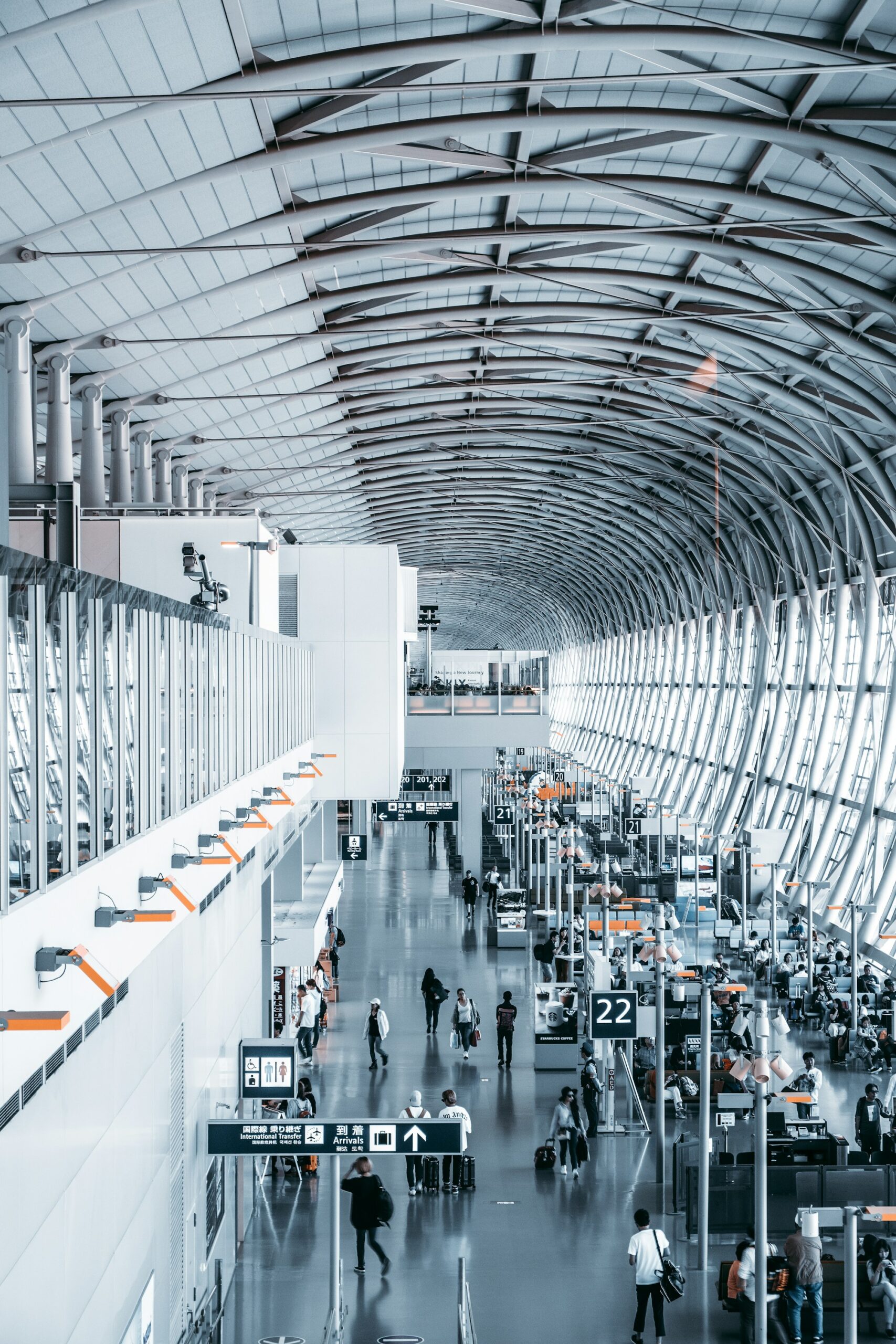 Check-in-Schalter in einem Flughafen, wo die neuen Preistransparenzregeln ab 2027 gelten werden
