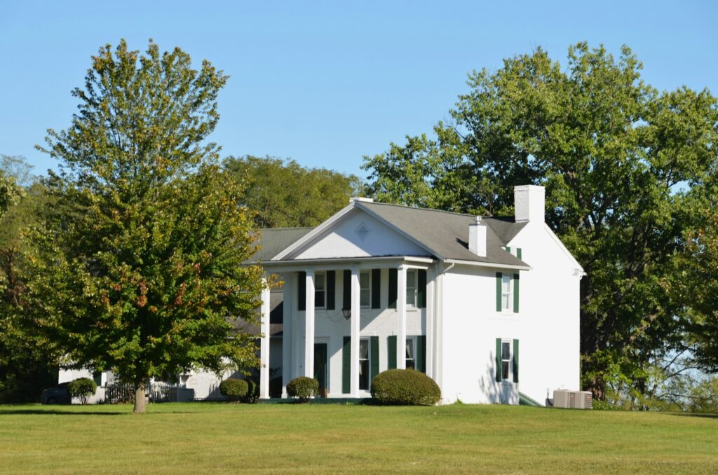 Demeure de style colonial sudiste aux colonnes blanches, dans l'esprit architectural de Graceland