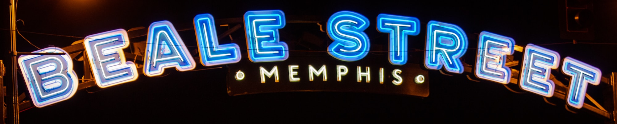 Markantes Schild der Beale Street in Memphis, dem musikalischen Herzen der Stadt