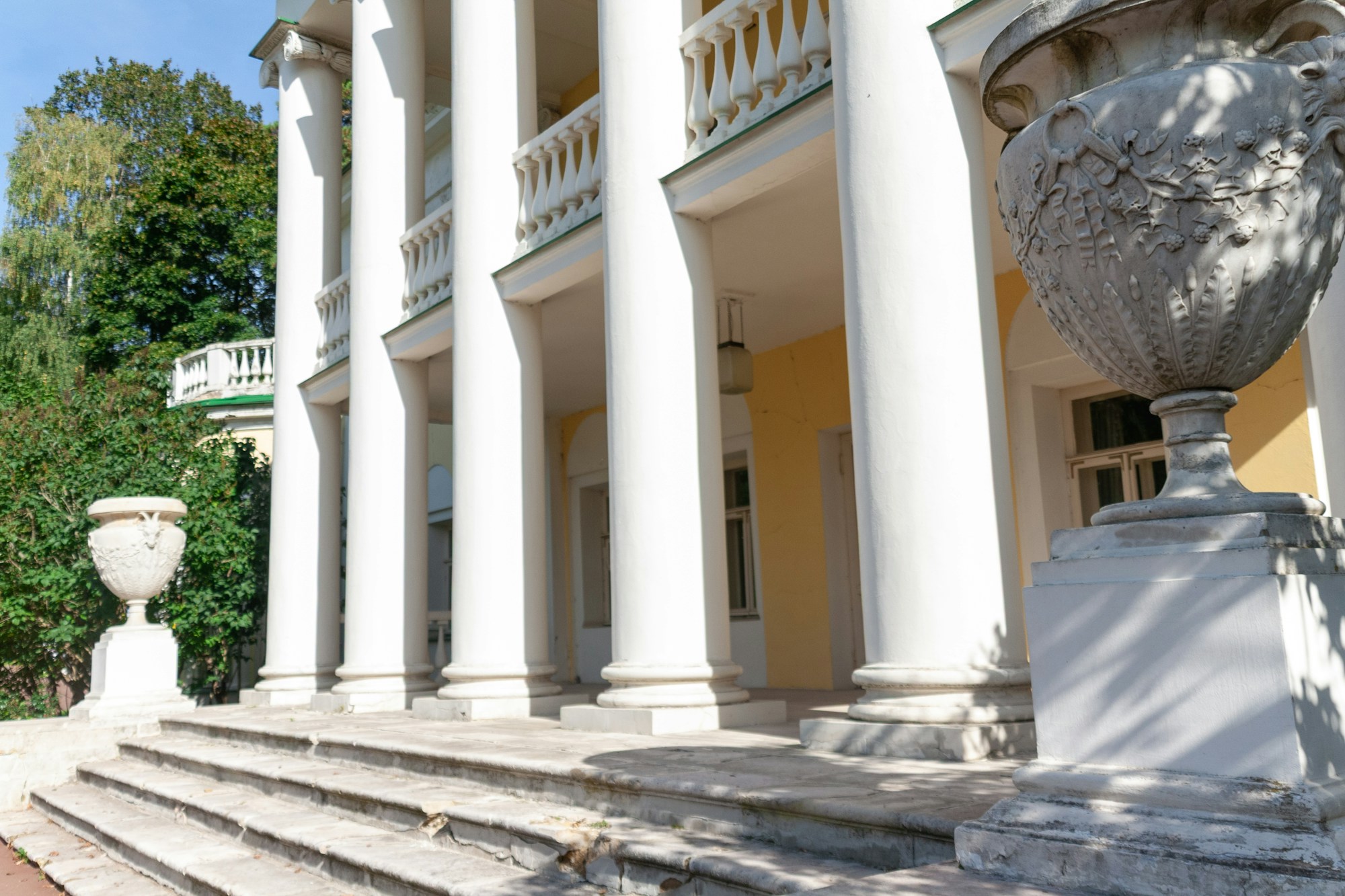 Säuleneingang eines großen Anwesens im Süden der USA, der an den Stil von Graceland in Memphis erinnert