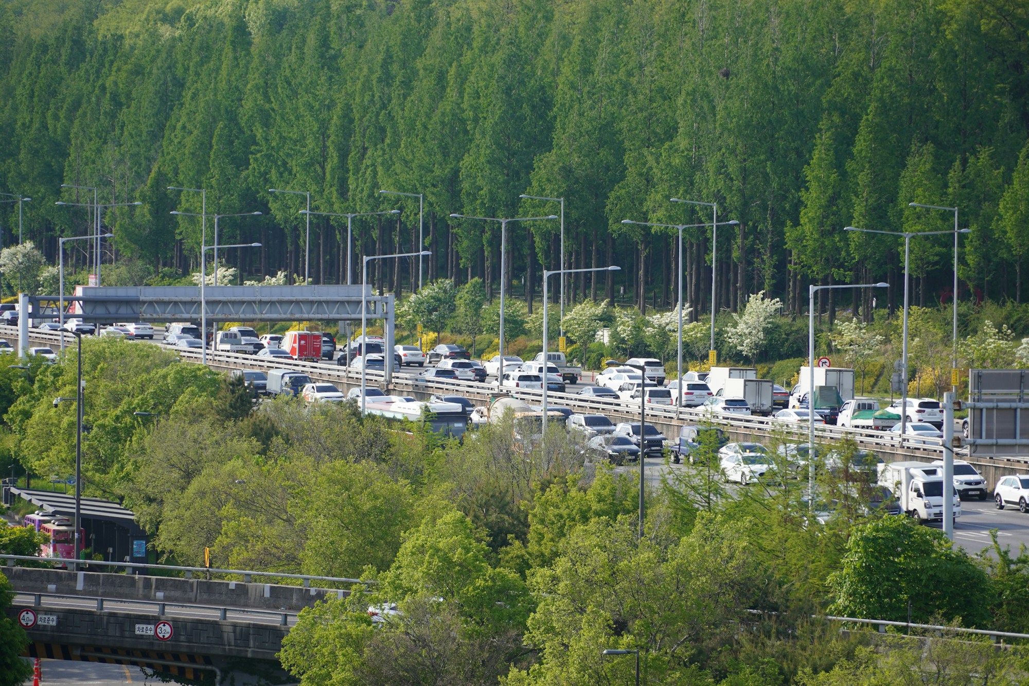 Embouteillage sur autoroute en été pendant les vacances