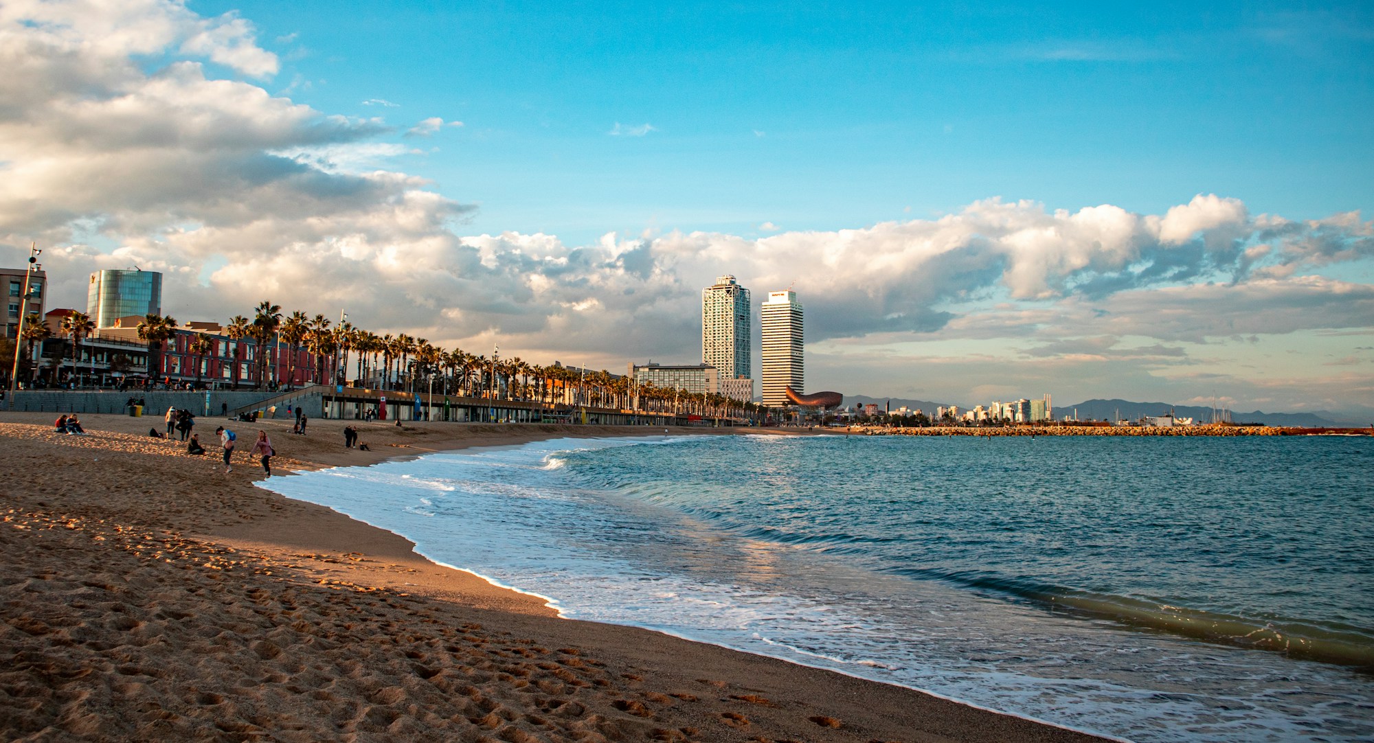 Vista sulla spiaggia della Barceloneta e il litorale di Barcellona