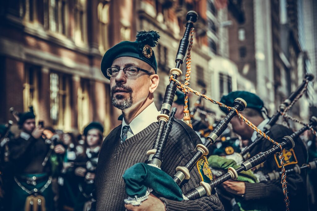 Scène du Fleadh Cheoil à Belfast avec musiciens traditionnels irlandais et public