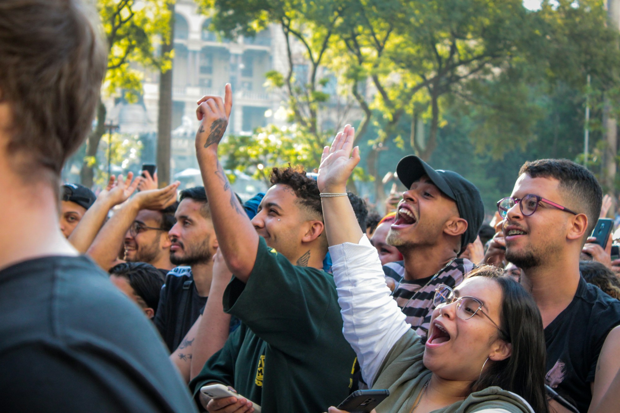 Pubblico entusiasta davanti a un palco durante un festival musicale all'aperto