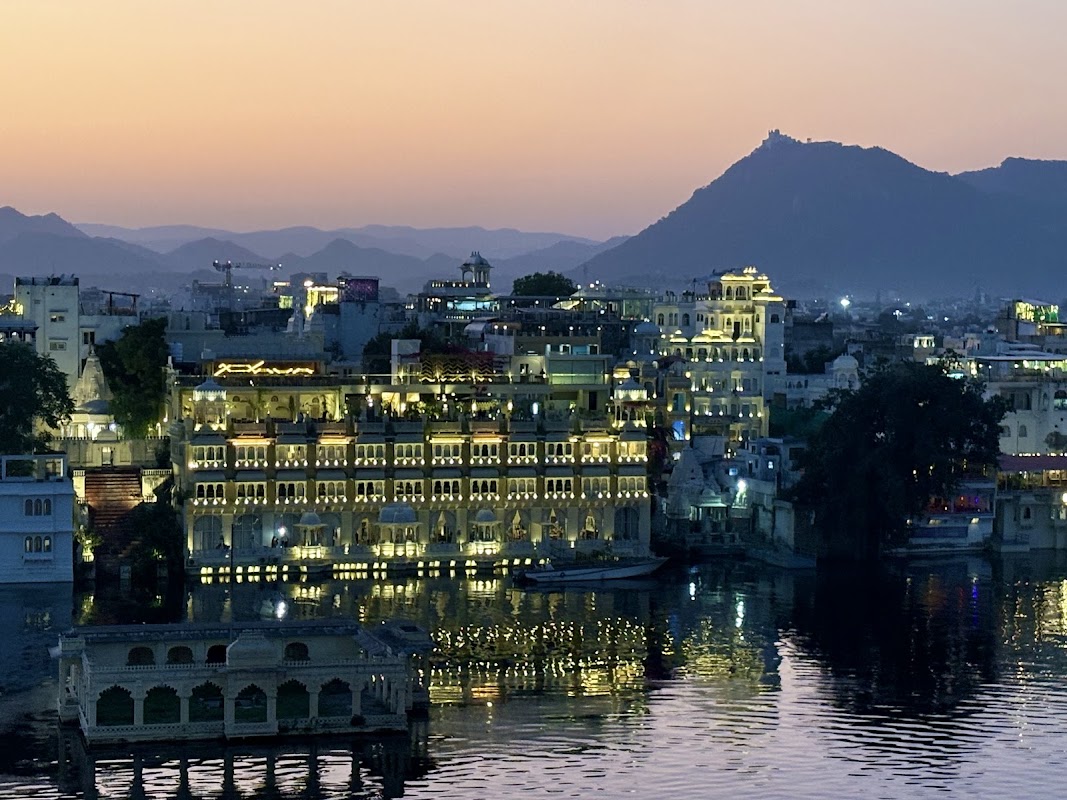 Balade en bateau sur le lac Pichola – Pichola, Udaipur, Rajasthan 313001, India (photo 1)