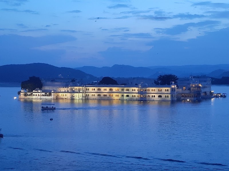Balade en bateau sur le lac Pichola – Pichola, Udaipur, Rajasthan 313001, India (photo 2)