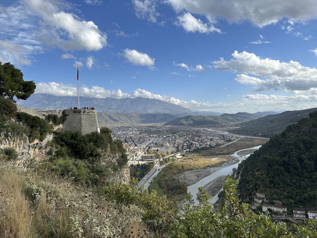 Belvédère du château (panorama Mangalem/Gorica) – Berat Castle viewpoint, Berat, Albania (photo 1)