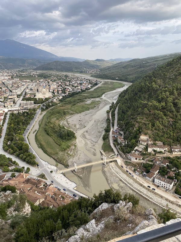 Belvédère du château (panorama Mangalem/Gorica) – Berat Castle viewpoint, Berat, Albania (photo 2)