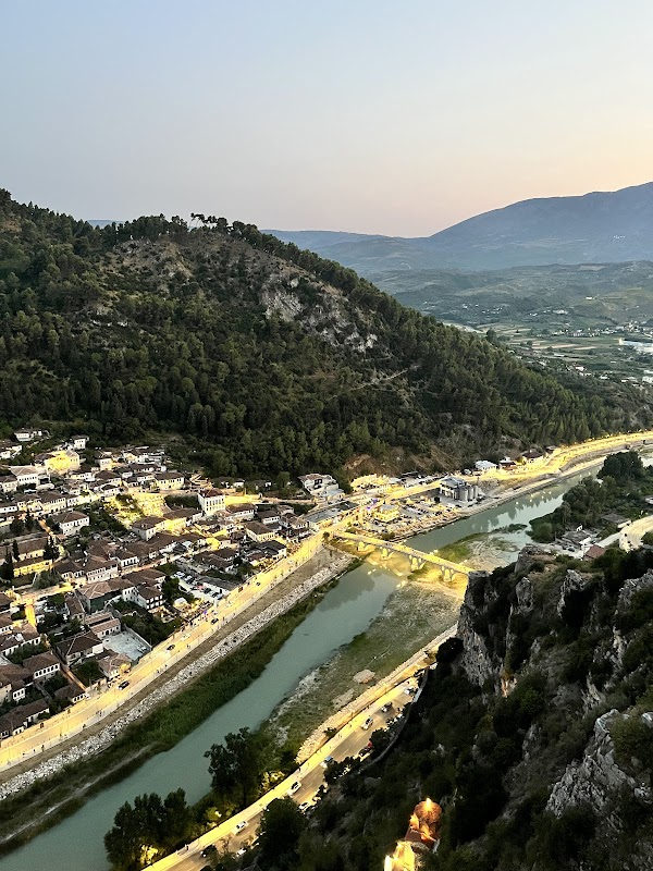 Belvédère du château (panorama Mangalem/Gorica) – Berat Castle viewpoint, Berat, Albania (photo 3)