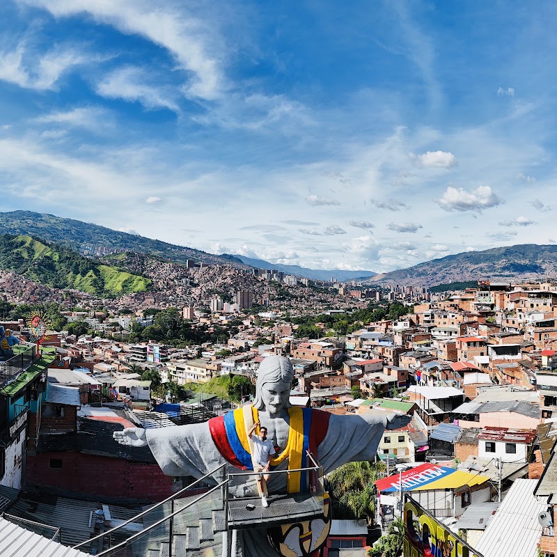 Comuna 13 (Escaleras électriques) – Comuna 13 San Javier, Medellín, Colombie (photo 1)