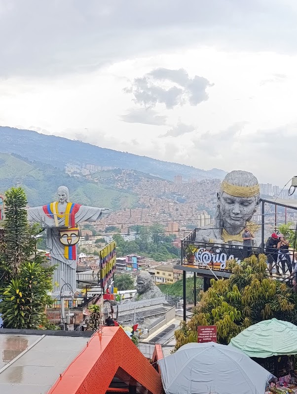 Comuna 13 (Escaleras électriques) – Comuna 13 San Javier, Medellín, Colombie (photo 3)