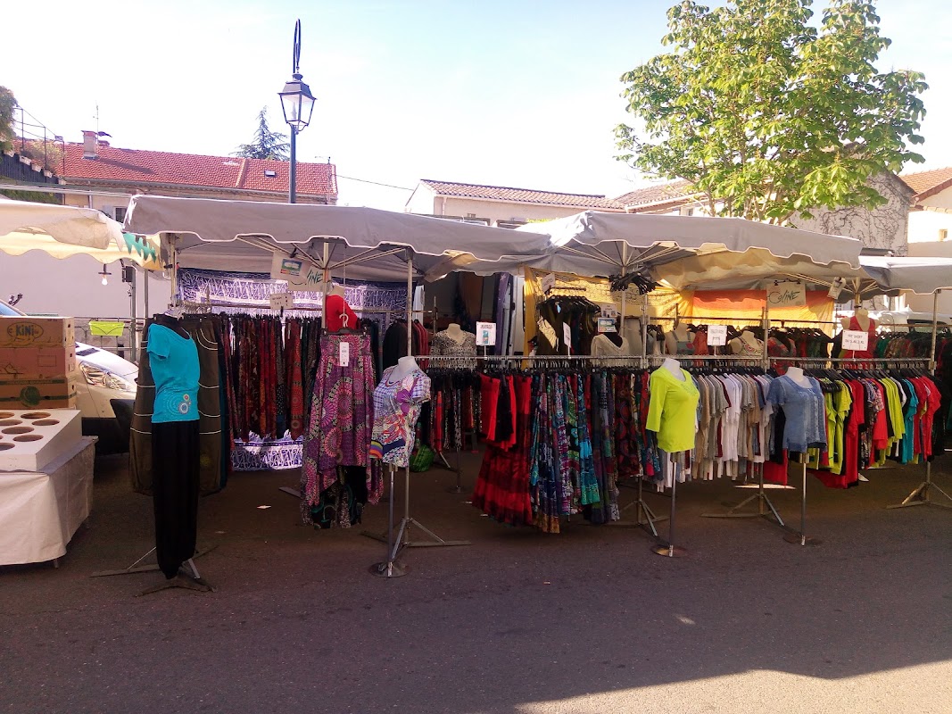 Marché de L'Isle-sur-la-Sorgue – Quai Jean Jaurès, 84800 L'Isle-sur-la-Sorgue, France (photo 1)