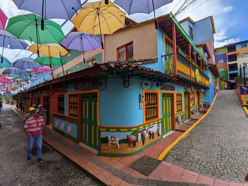 Plazoleta de los Zócalos – Plazoleta de los Zócalos, Guatapé, Antioquia, Colombie (photo 3)