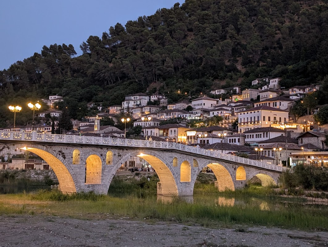 Pont de Gorica et quartier Mangalem (Berat) – Pont de Gorica, Berat, Albanie (photo 1)