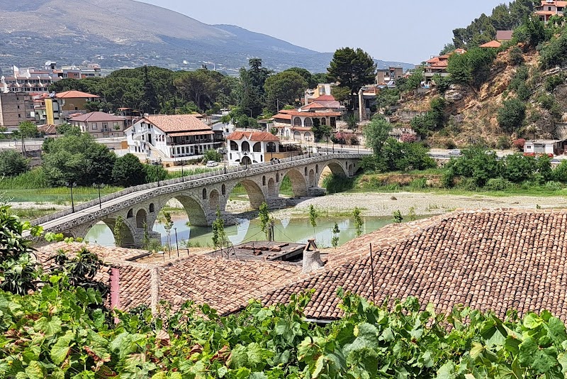 Pont de Gorica et quartier Mangalem (Berat) – Pont de Gorica, Berat, Albanie (photo 2)