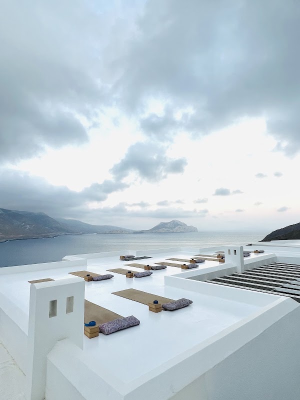 Session yoga face a la baie – Aegiali, Amorgos (photo 2)