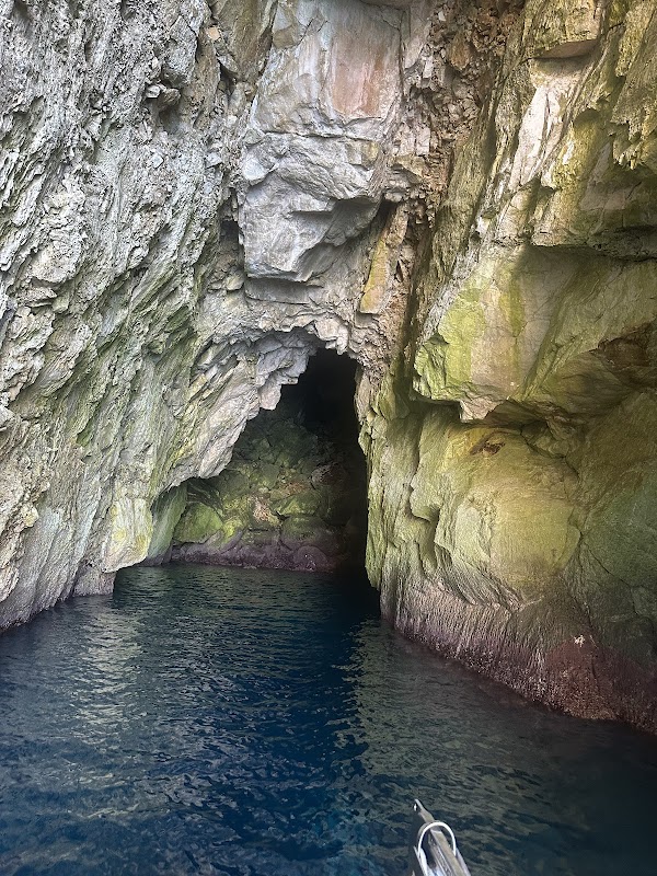 Sortie bateau demi-journée (criques & grottes) – Ponton de Himarë, Himarë, Albania (photo 1)