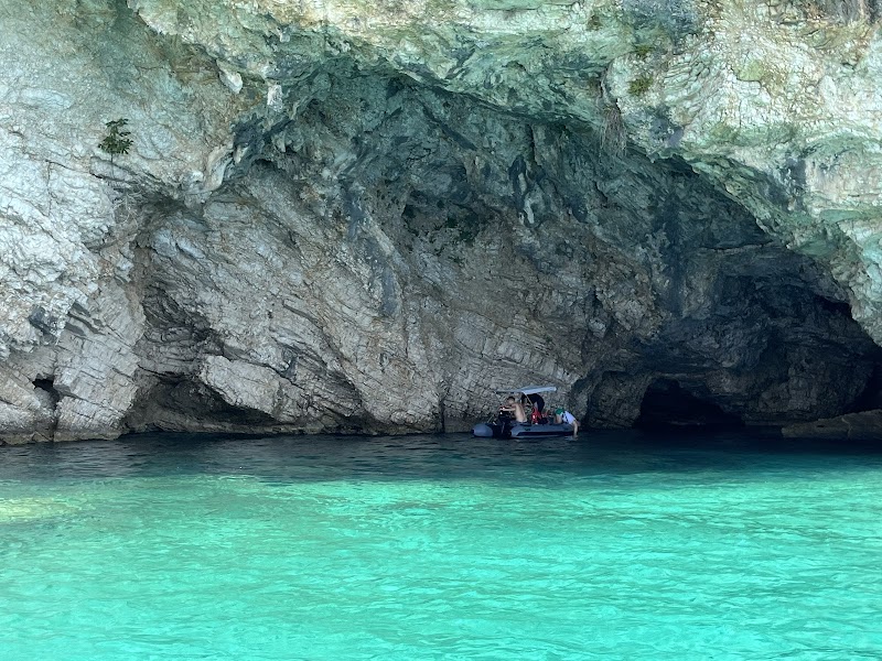 Sortie bateau demi-journée (criques & grottes) – Ponton de Himarë, Himarë, Albania (photo 2)