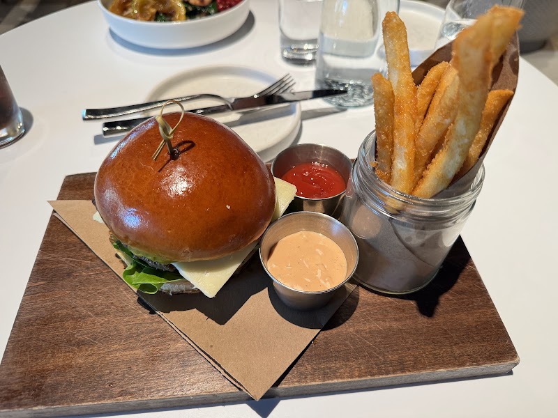 The Surfing Fox – 120 Colorado Ave, Santa Monica, CA 90401, USA (photo 3)