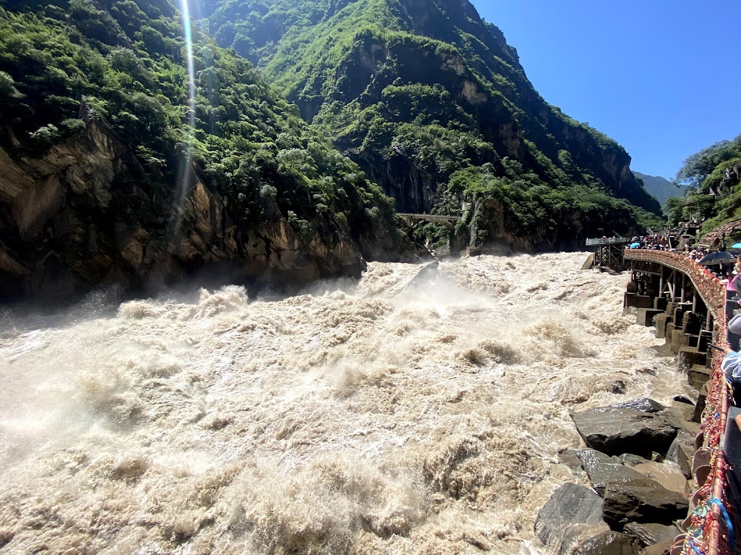 Tiger Leaping Half Way Guest House – Tiger Leaping Half Way Guest House, sentier haut des gorges du Saut du Tigre, Yunnan, Chine (photo 1)