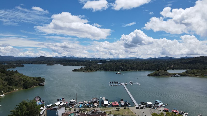 Tour lancha embalse (Guatapé) – Malecón (embarcadero), Guatapé, Antioquia, Colombie (photo 2)