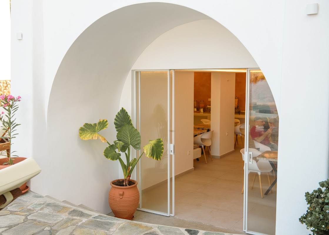 Yperia Hotel – Ormos Aegialis, Amorgos 840 08 (photo 1)
