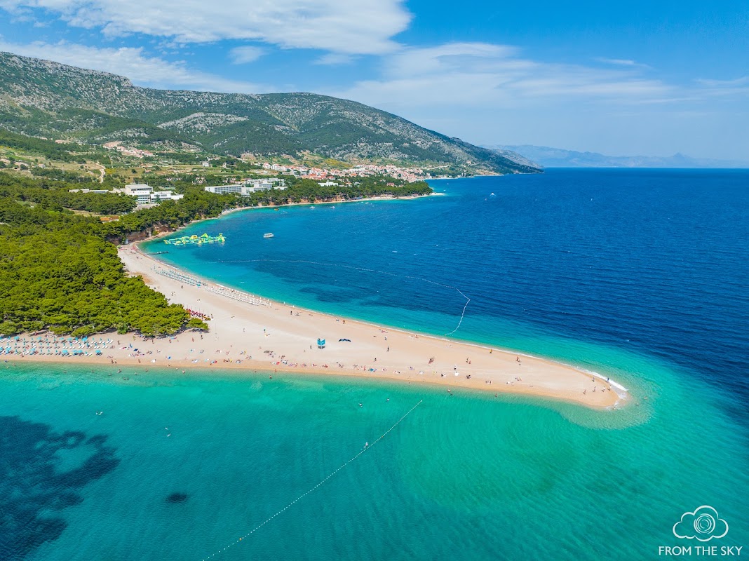 Zlatni Rat et le village de Bol – Zlatni Rat, 21420, Bol, Croatie (photo 1)