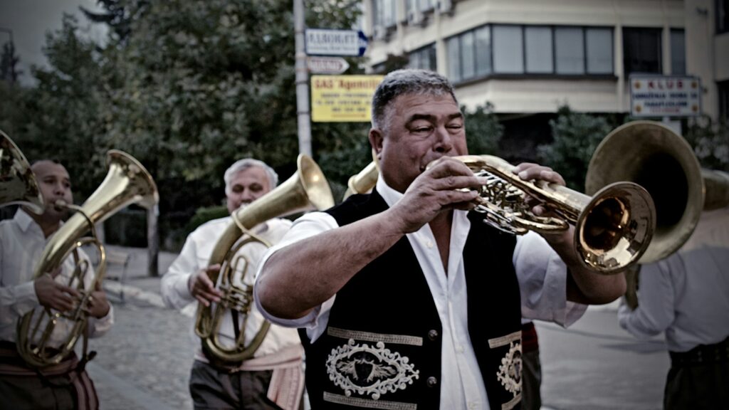 Fanfare de cuivres serbe dans les rues de Vranje, Serbie