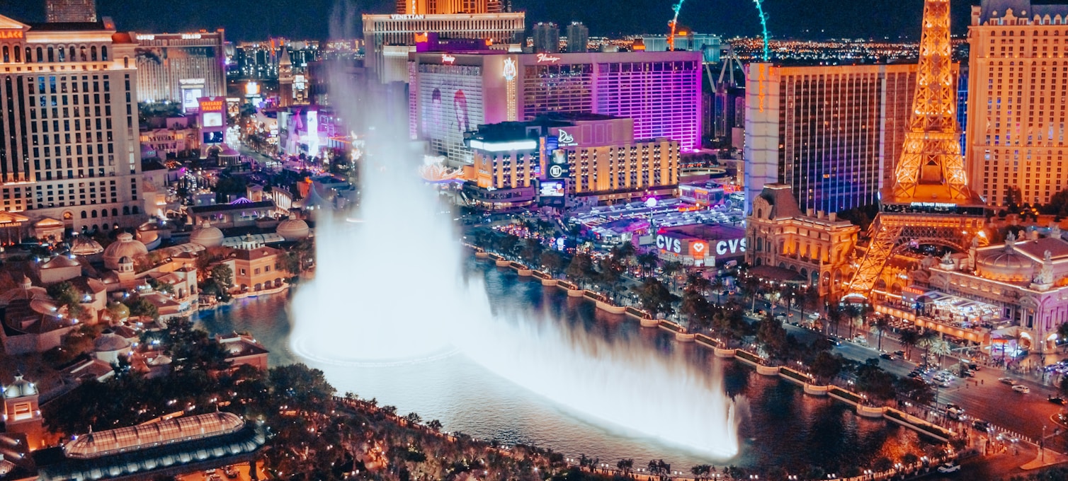Lo Strip di Las Vegas illuminato di notte