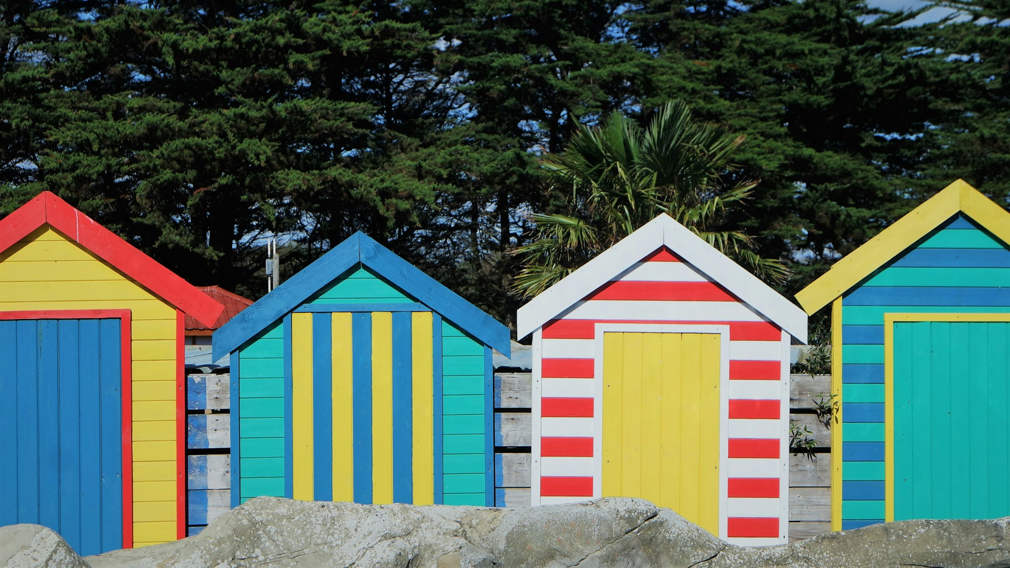 Hilera de casetas de playa de colores típicas del litoral inglés, cerca de Southwold en Suffolk