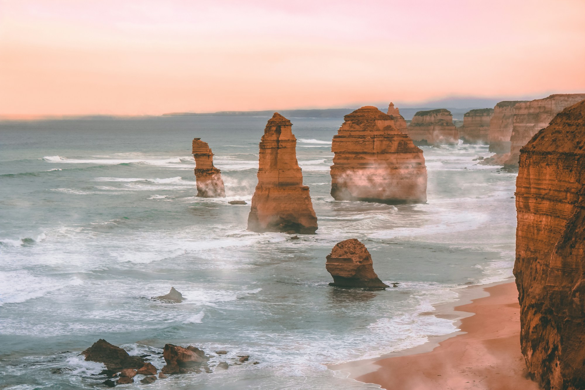 Formazioni rocciose dei Dodici Apostoli lungo la Great Ocean Road in Australia