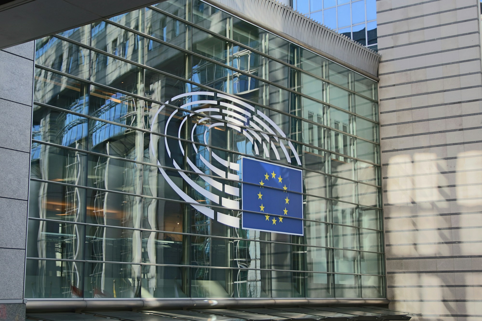 Fassade des Europäischen Parlaments Paul-Henri Spaak in Brüssel, wo die EU261-Reform am 7. Juli 2026 verabschiedet wurde