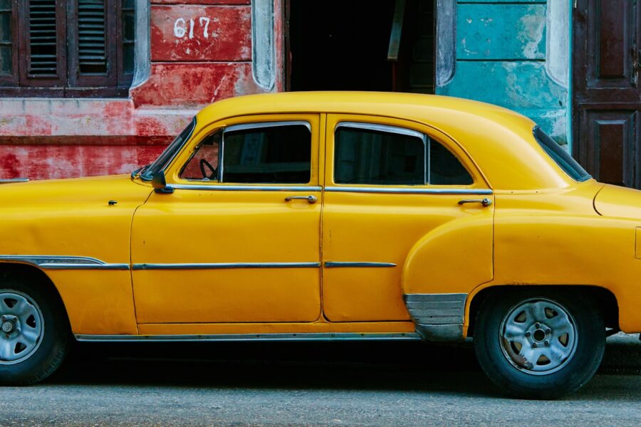 La Havane, Cuba : voiture vintage jaune dans une rue coloniale