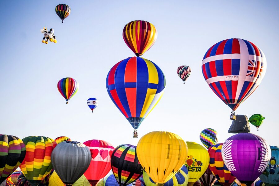 Montgolfières multicolores dans le ciel d'Albuquerque pendant la Balloon Fiesta