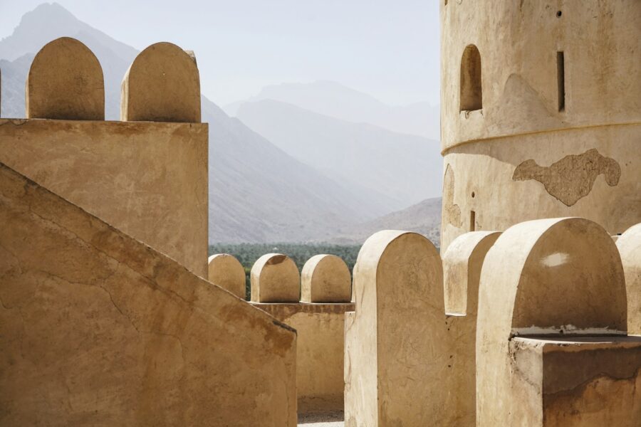 Fort omanais en pierre dominant les montagnes du Hajar, Oman