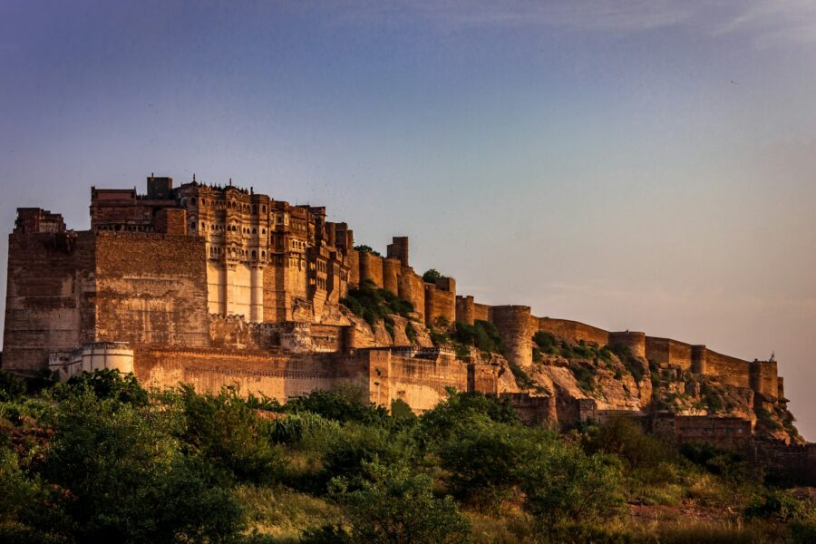 Fort de grès du Rajasthan dressé sur sa colline au coucher du soleil