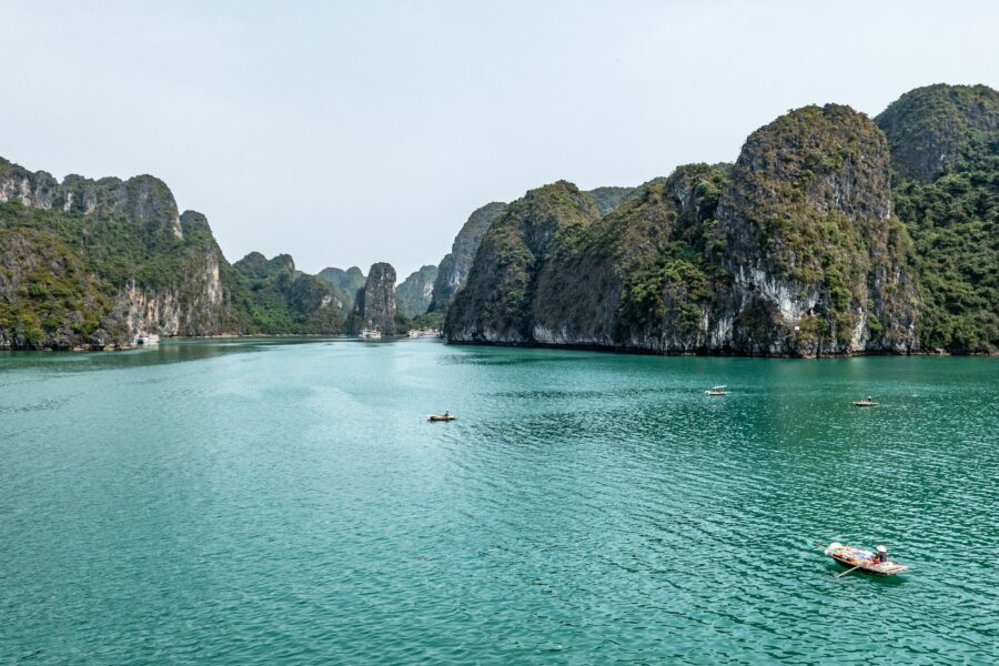 Pitons calcaires et eau calme de la baie de Lan Ha, au nord du Vietnam