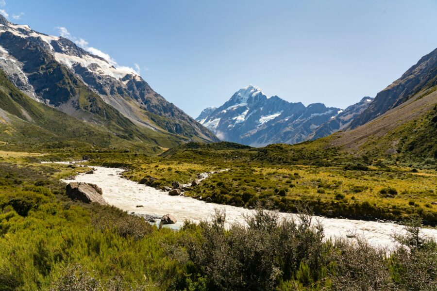 Le massif de l'Aoraki/Mount Cook au-dessus des prairies du bassin du Mackenzie, île du Sud de la Nouvelle-Zélande