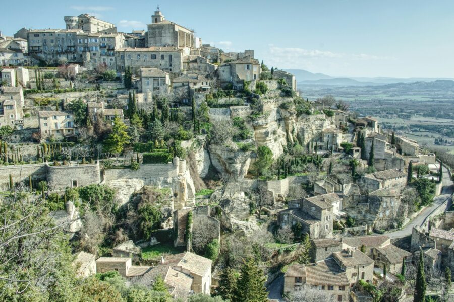 Le village perché de Gordes, dans le Luberon, en Provence