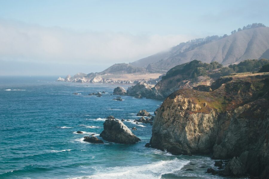Falaises de Big Sur sur la Pacific Coast Highway, Californie (photo Andreas Strandman / Unsplash)
