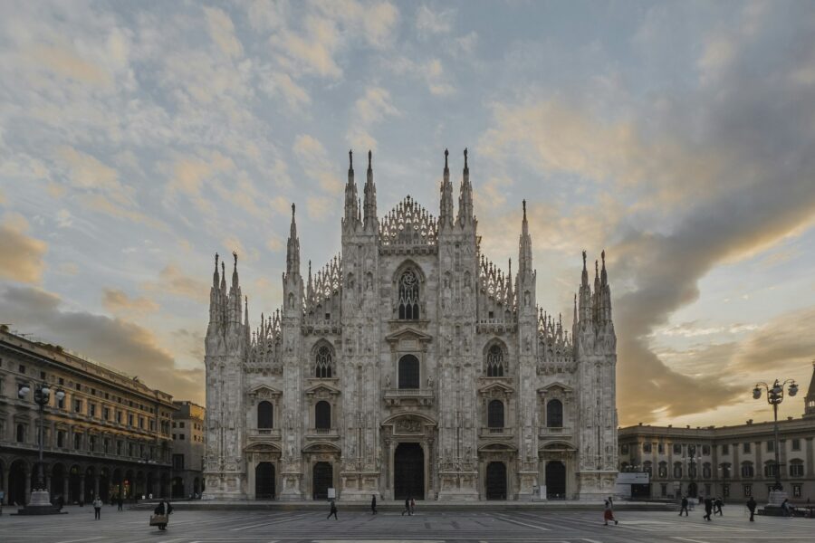 Les flèches de marbre du Duomo de Milan au coucher du soleil