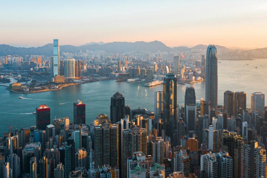 Skyline de Hong Kong et du Victoria Harbour au crépuscule