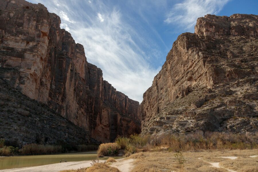 Rivière serpentant au fond d'un canyon aux parois abruptes, ouest du Texas
