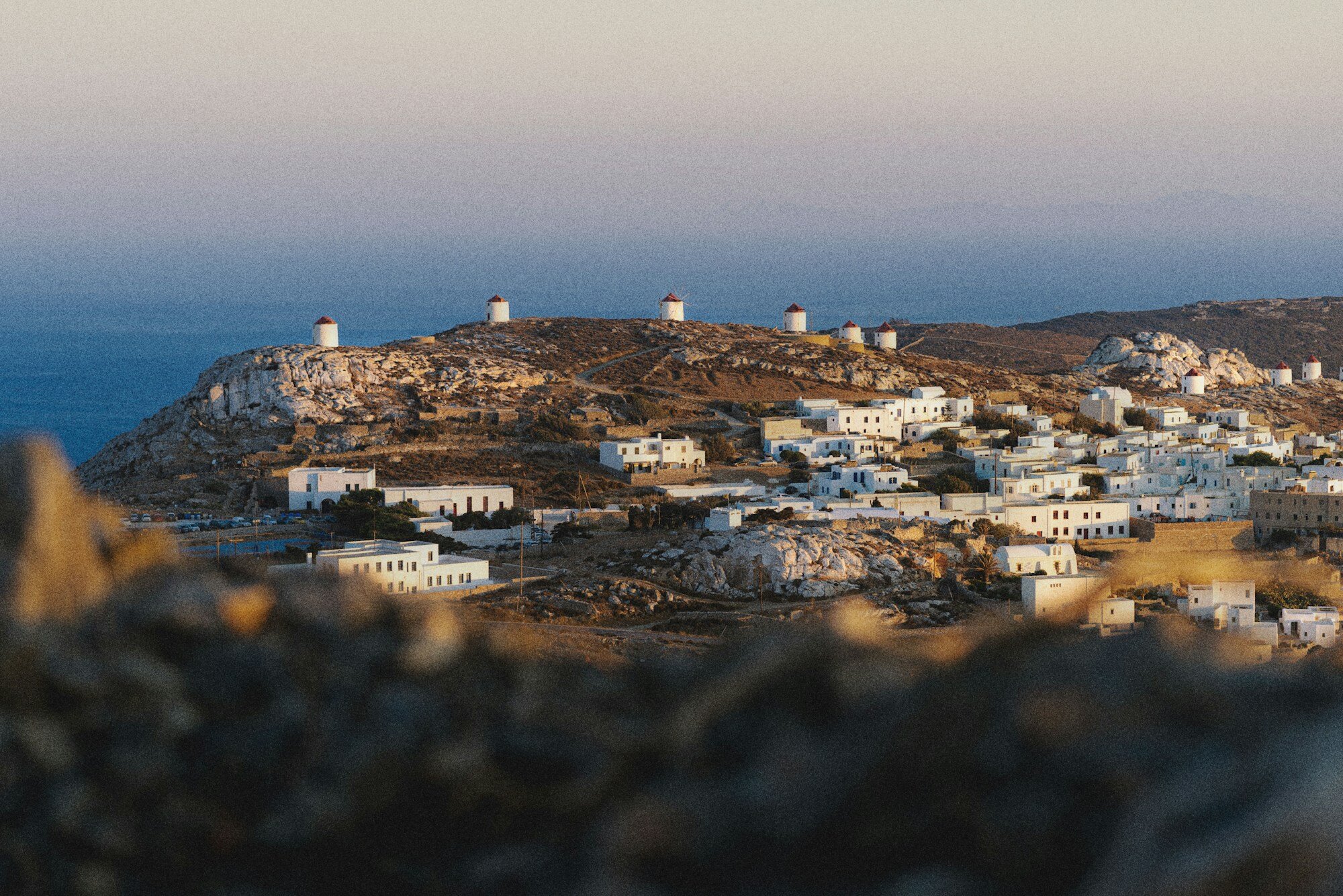 Chora di Amorgos, villaggio bianco arroccato nelle Cicladi, vista dall'alto