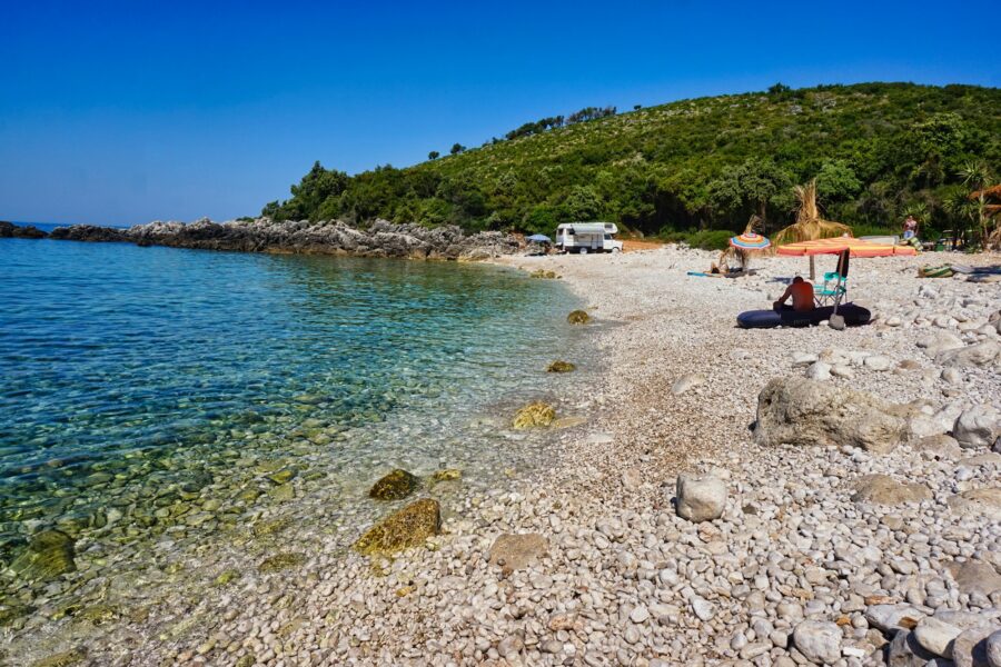 Plage de la Riviera albanaise près de Himarë, mer Ionienne turquoise