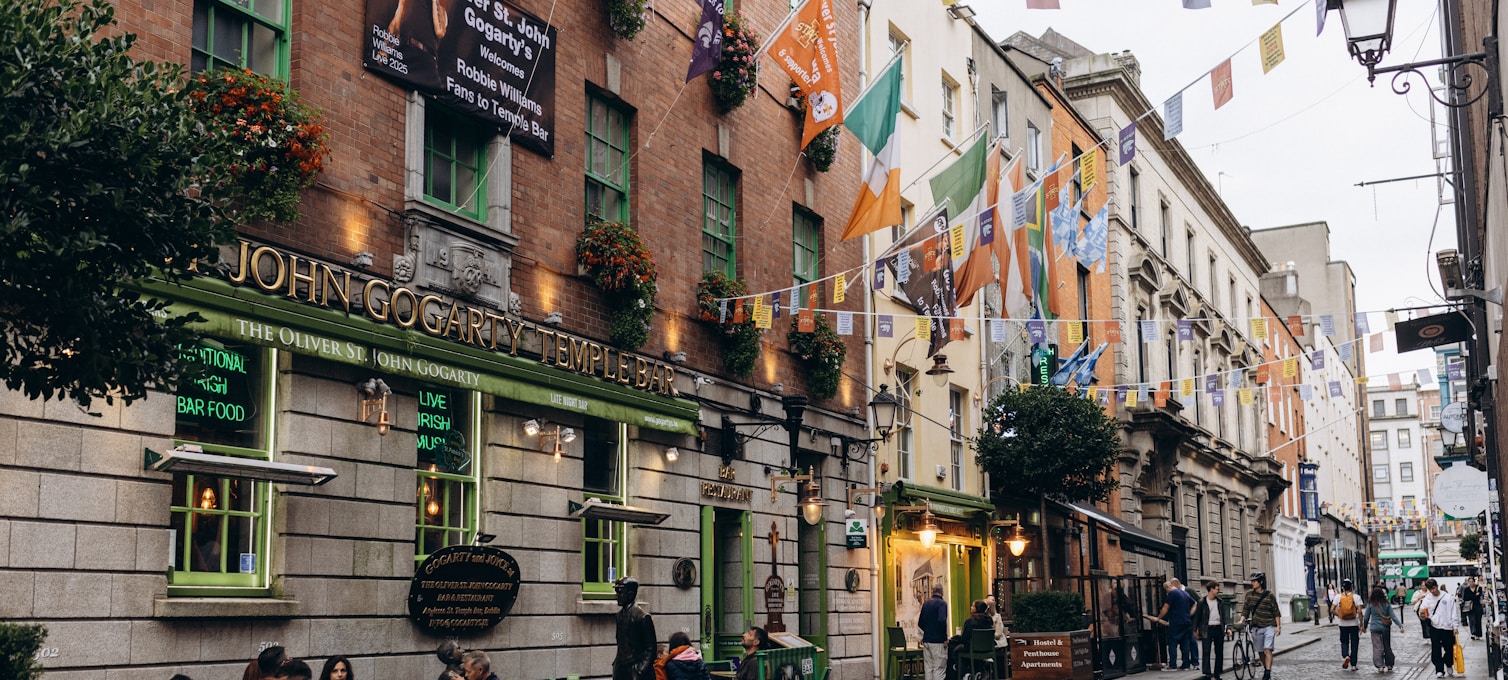 Rue de Dublin décorée en vert pour la Saint-Patrick, drapeaux et trèfles