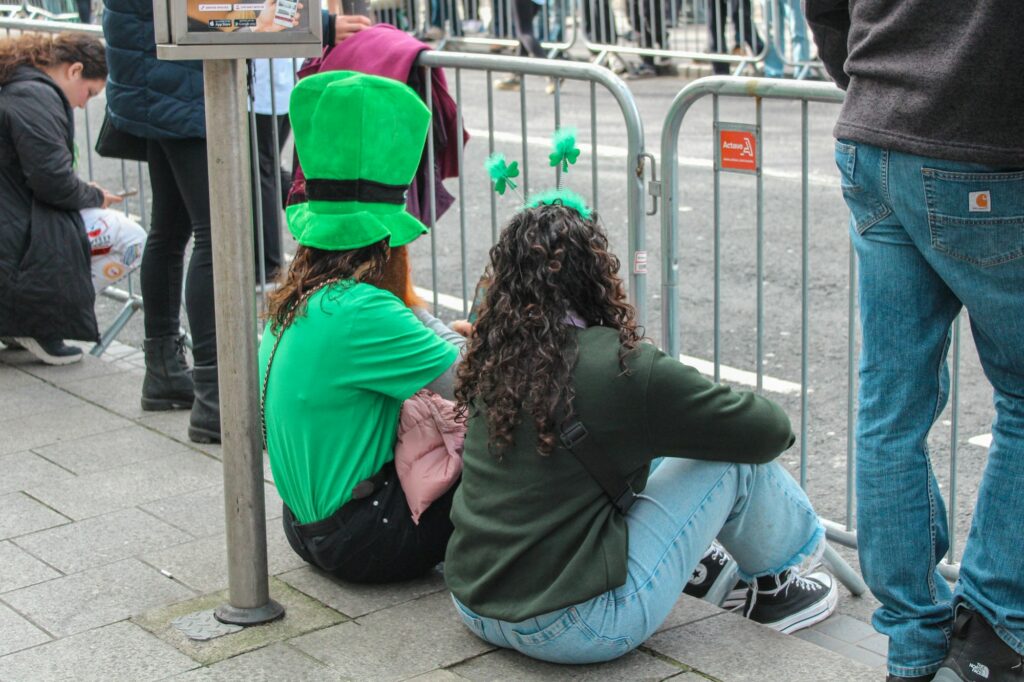 Défilé de la Saint-Patrick dans les rues de Dublin, foule en vert